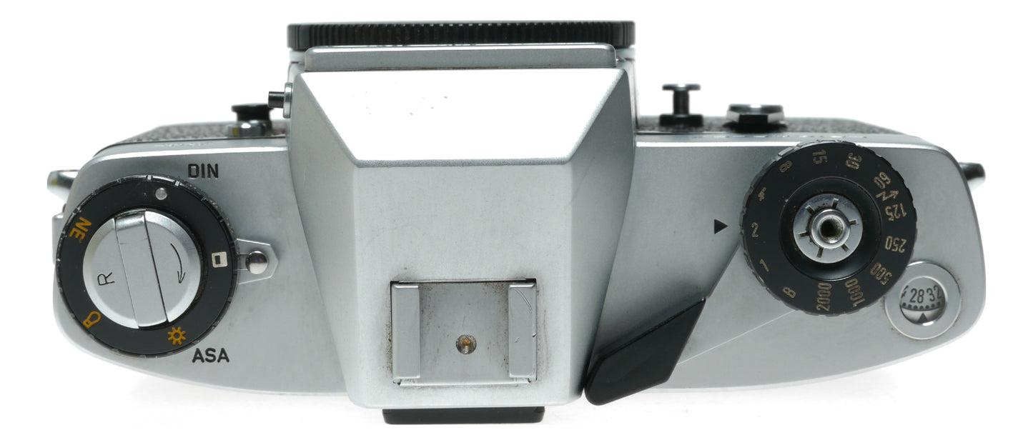 Leica Leitz Wetzlar SL Vintage Film Camera with Multiple Shutter Speeds - View 4