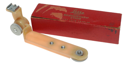 Leitz Germany Blitzleuchtehalter O TOOM Vintage Flash Holder by Ernst Leitz Wetzlar - View 2